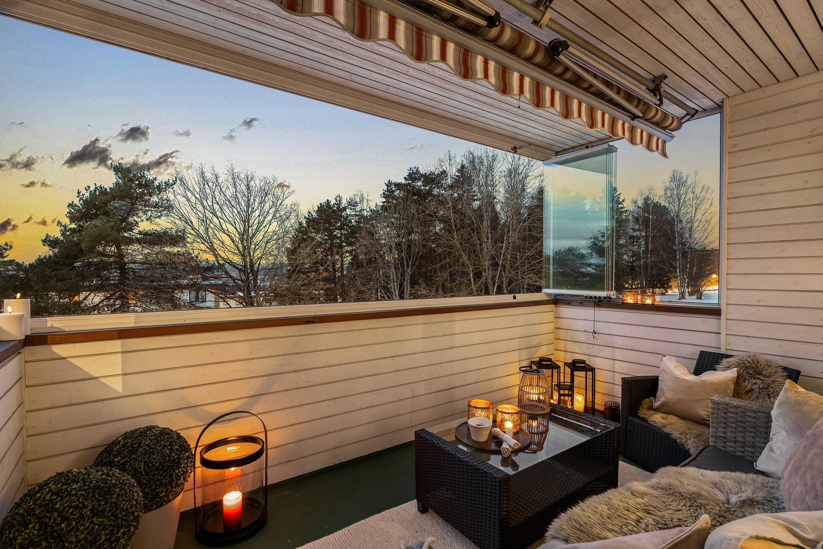 Fra stuen er det utgang til en nordvestvendt, innglasset balkong på ca. 7,9 kvm. Innglassingen kan skyves til side slik at sol og luft slipper inn. Galleribilde