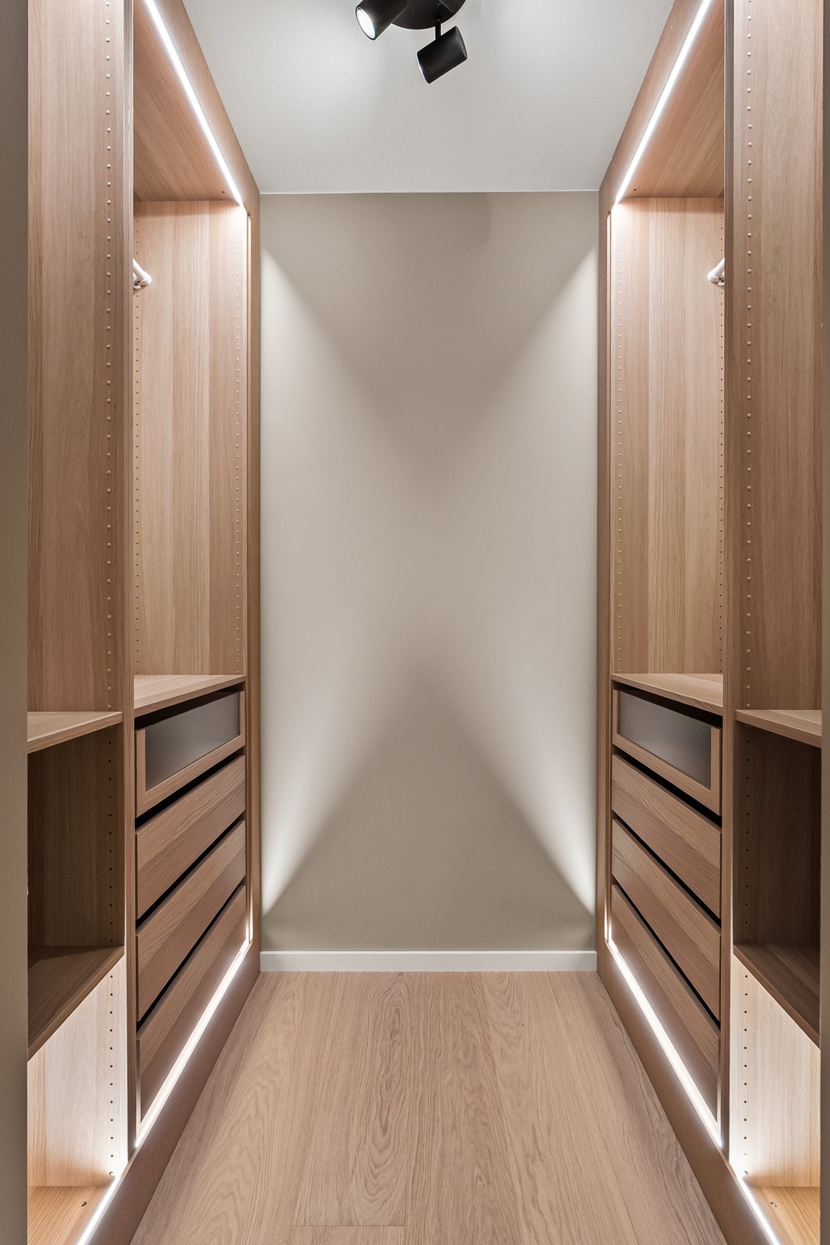 Hovedsoverommet har adkomst til et eget walk-in closet med flott garderobeinnredning og masse plass. Galleribilde