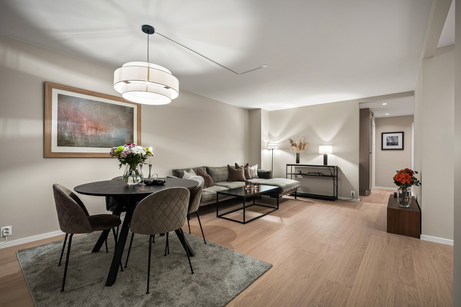 Under oppussingen er det blitt lagt ny gips i hele leiligheten, satt inn nye massive innerdører, samt sparklet og malt hele leiligheten. Alle oppgraderinger er utført av faglærte. Galleribilde