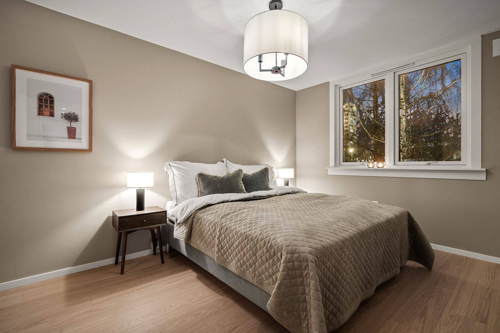 Leiligheten har to gode soverom og et praktisk kontor/gjesterom. Rommene er pent pusset opp med det samme, pene herdede tregulvet som i øvrige rom. Galleribilde