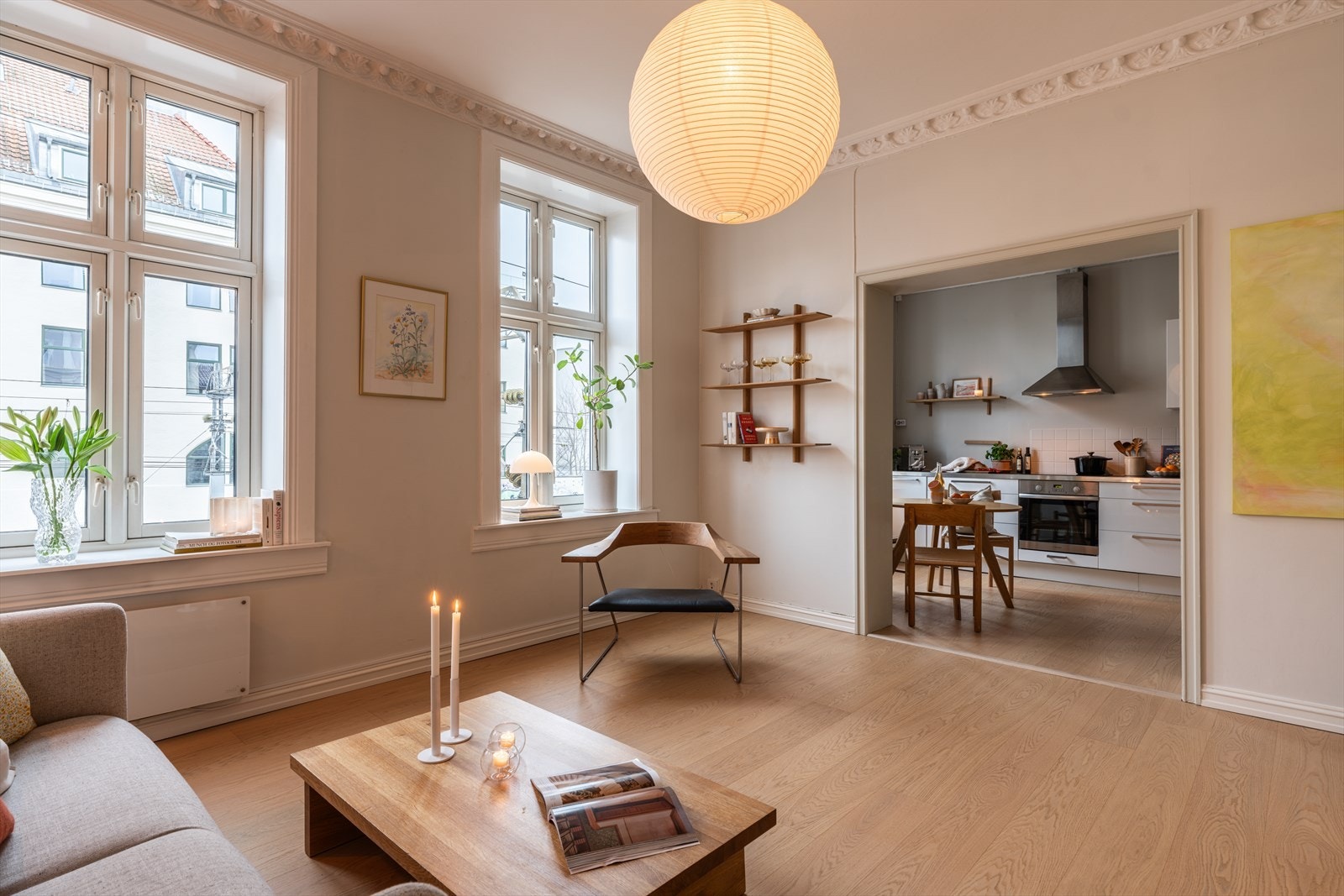 Leiligheten har klassiske detaljer med rosett og stukkatur, peis og store vindusflater. Galleribilde