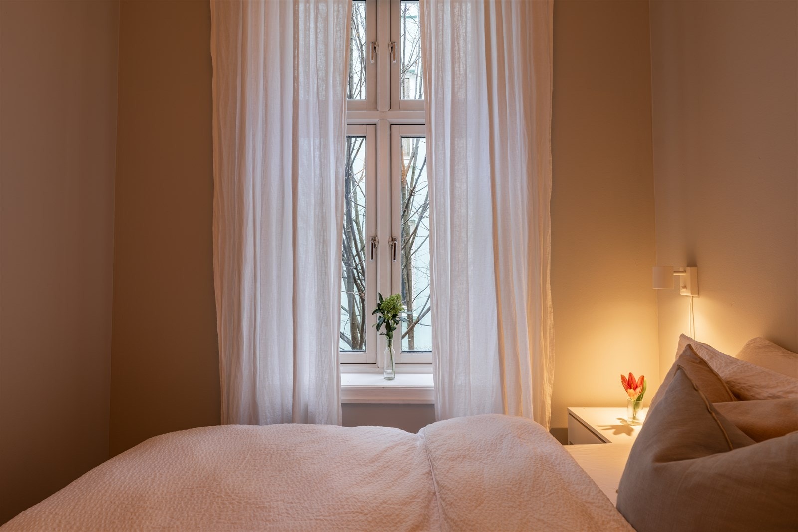 Det er plass til dobbeltseng med nattbord på hver side. Galleribilde