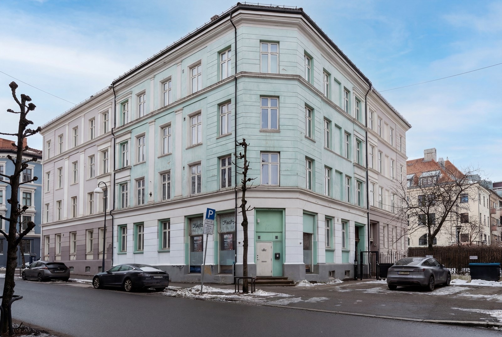 Beboerne i Schweigaards gate 83 (9 enheter) disponerer en biloppstillingsplass som kan benyttes ved fremlagt parkeringsoblat som deles ut av borettslagsstyre Galleribilde