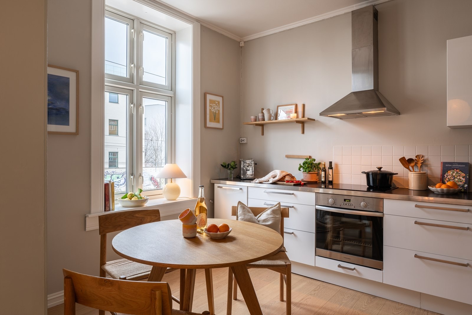 Det er rikelig med lagringsplass i skap og skuffer, samt benkeplass for matlaging. Galleribilde