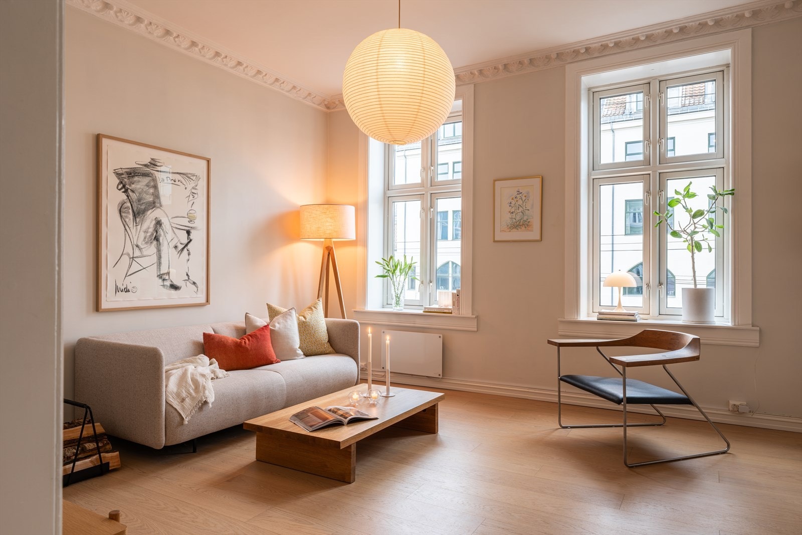 Takhøyde på 293cm, gode lysforhold og delikate fargevalg sørger for en god romfølelse. Galleribilde