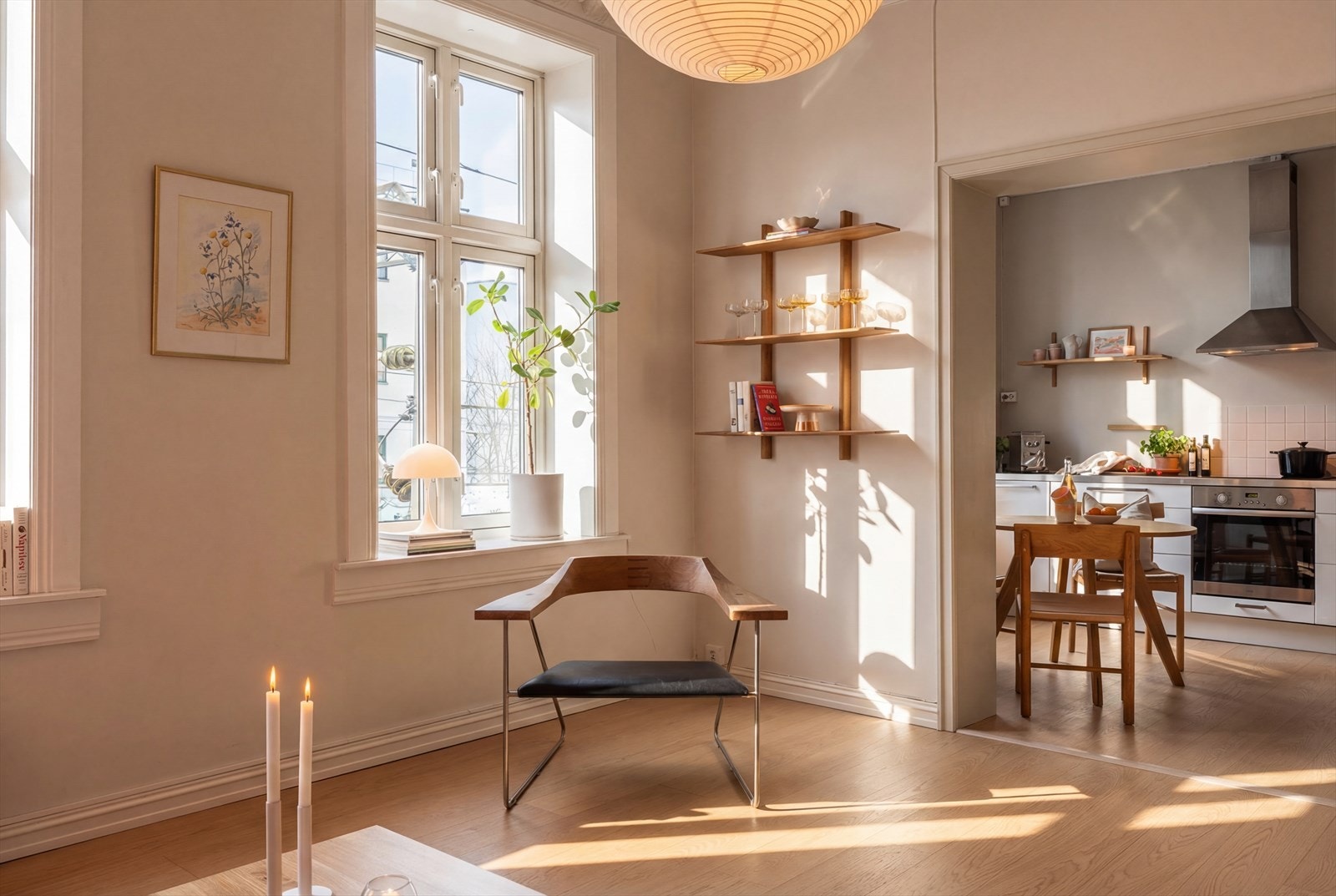 Atmosfæren i leiligheten skiller seg ut på best tenkelig måte med nydelig lysinnslipp og pene farger! Galleribilde