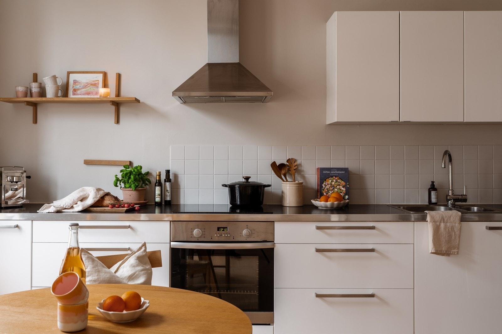 Det er integrert ovn/platetopp. Galleribilde