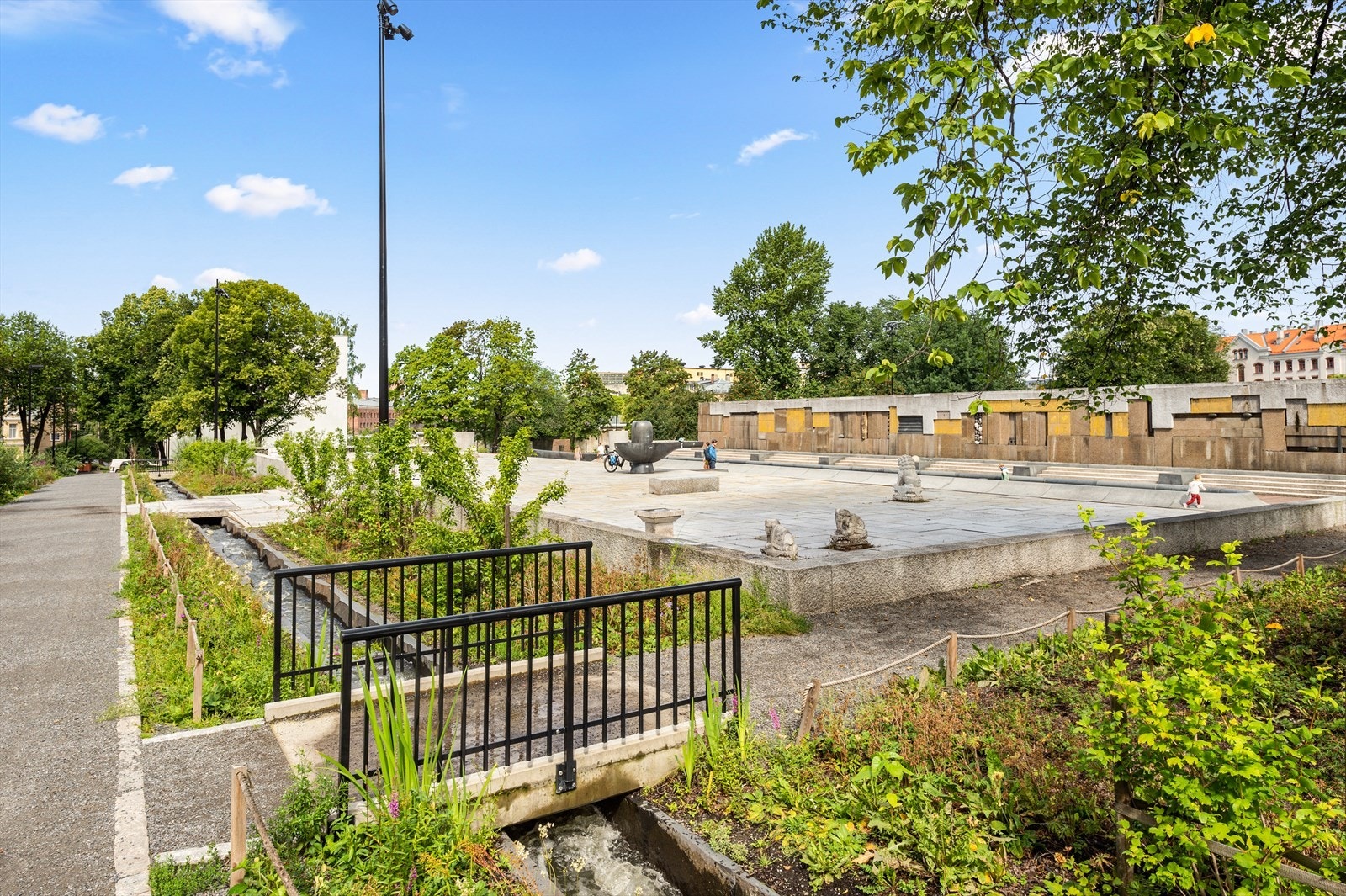 Klosterenga park (ferdigstilt i 2023) er en moderne skulpturpark i Gamle Oslo, kjent for vakker grønn natur, vannspeil og kunstinstallasjoner langs den gjenåpnede Hovinbekken. Galleribilde