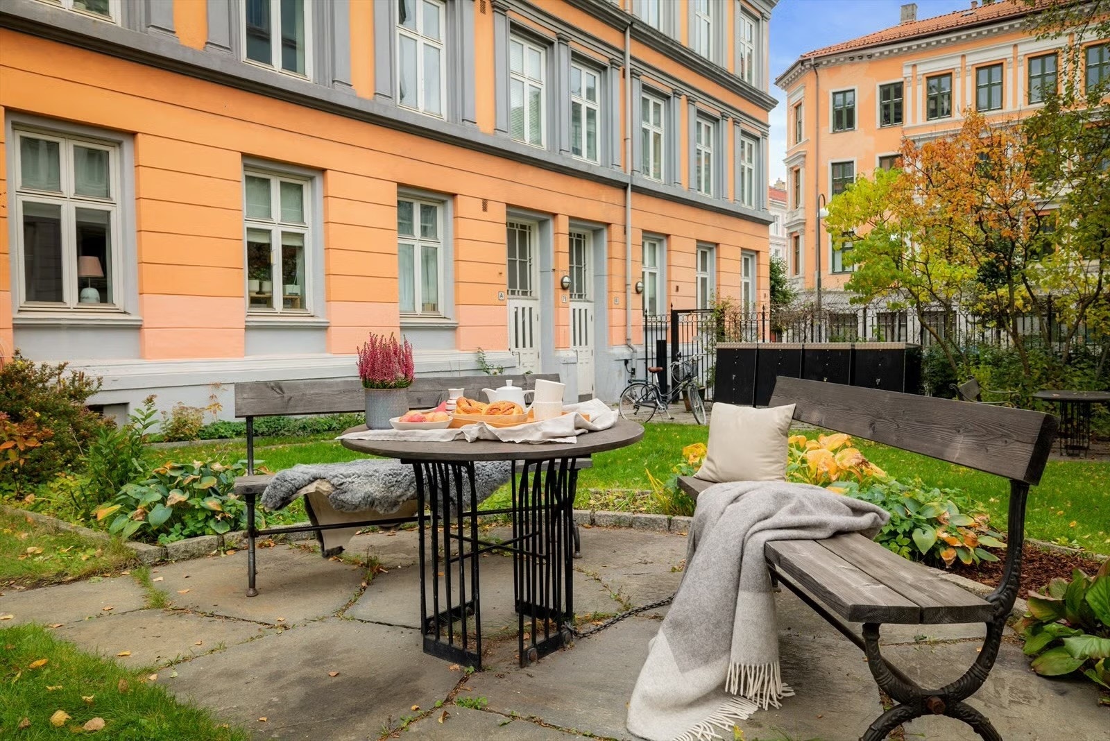 Nydelig bakgård som er velstelt og pent opparbeidet. Galleribilde