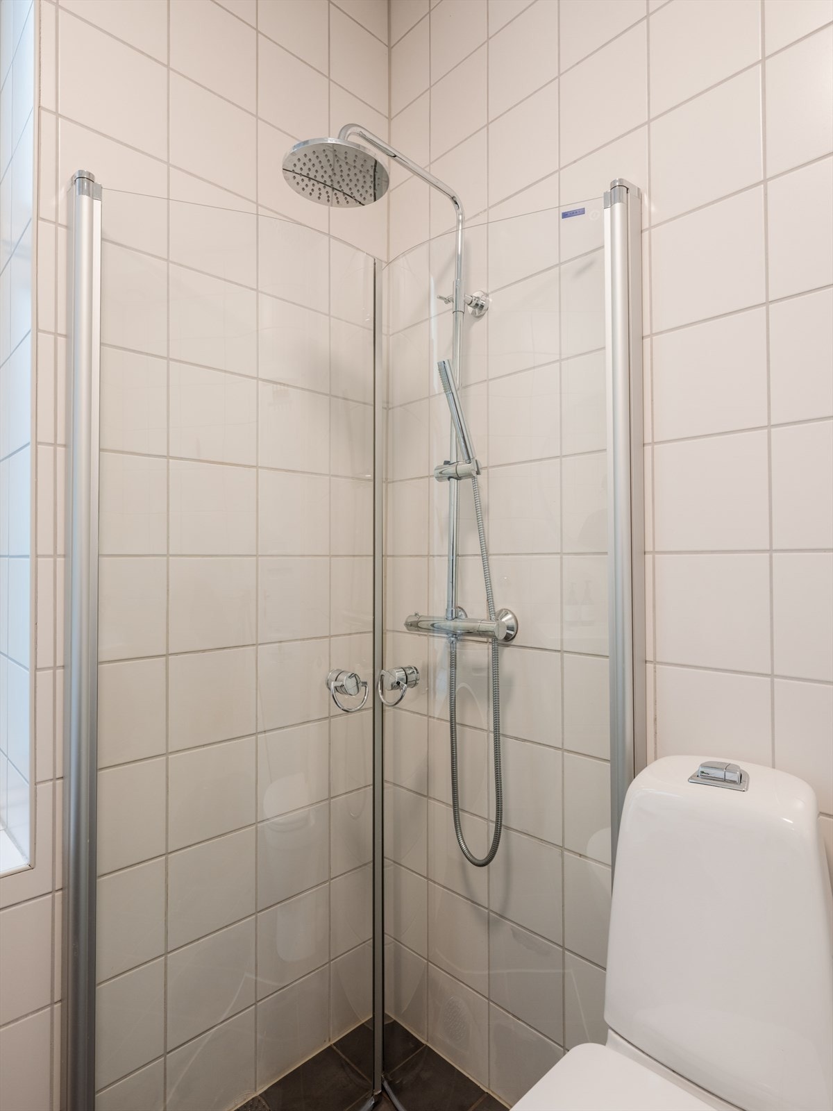 Dusjhjørne med innfellbare glassdører. Galleribilde