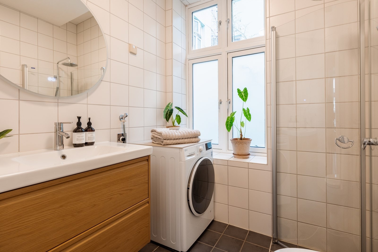 Ny baderomsinnredning, blandebatteri og speil i 2025. Galleribilde