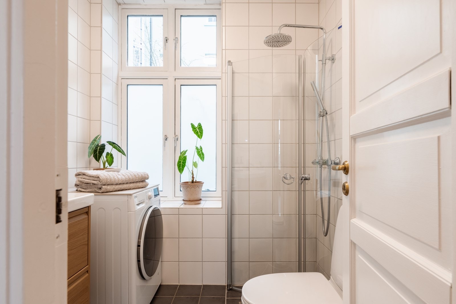 Flislagt bad med gulvvarme og opplegg til vaskemaskin. Galleribilde