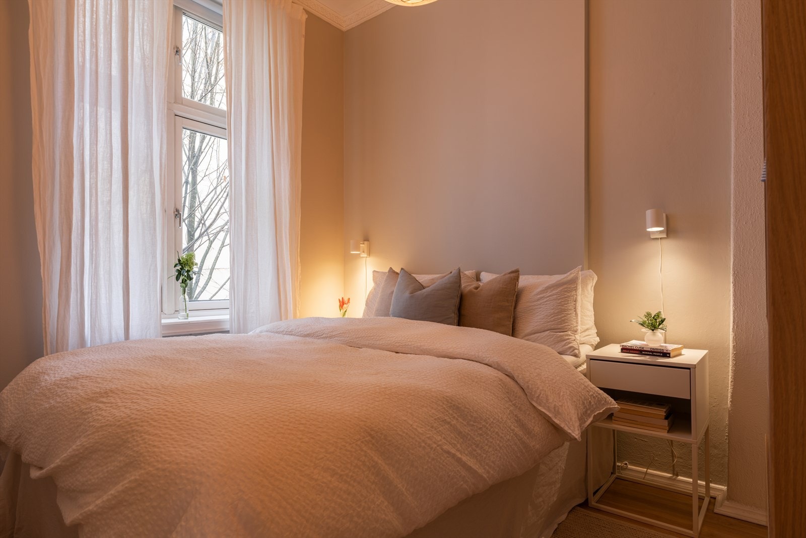 Romslig soverom med en lun og god stemning. Vendt mot fredelig bakgård. Galleribilde