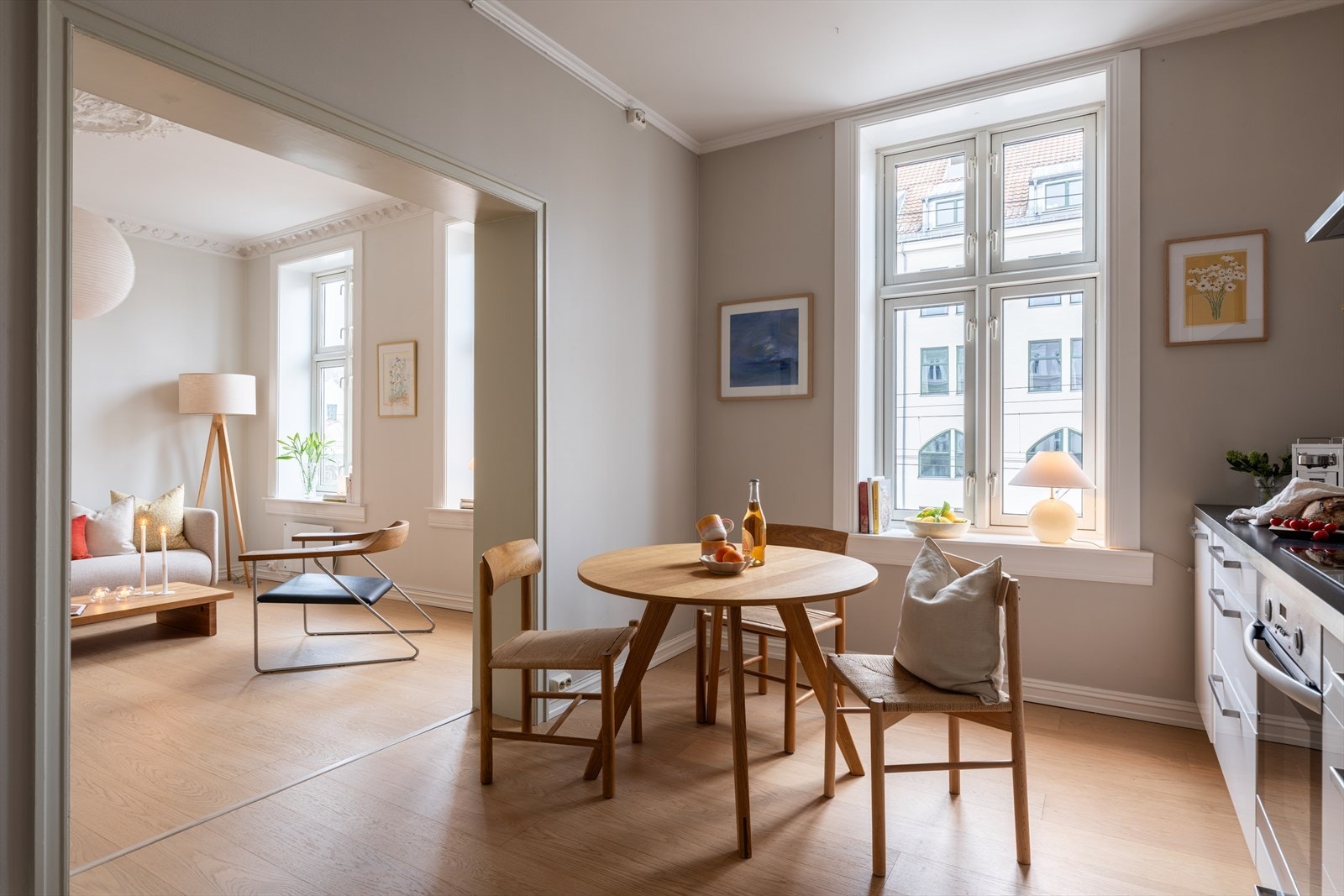 Her er det god plass til å møblere med langbord for gjester, eller en koselig frokostgruppe ved vinduet. Galleribilde