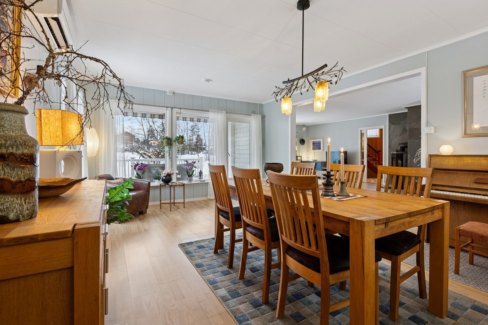 Spisestuen er en naturlig forlengelse av stuen, med god plass til langbord. Galleribilde