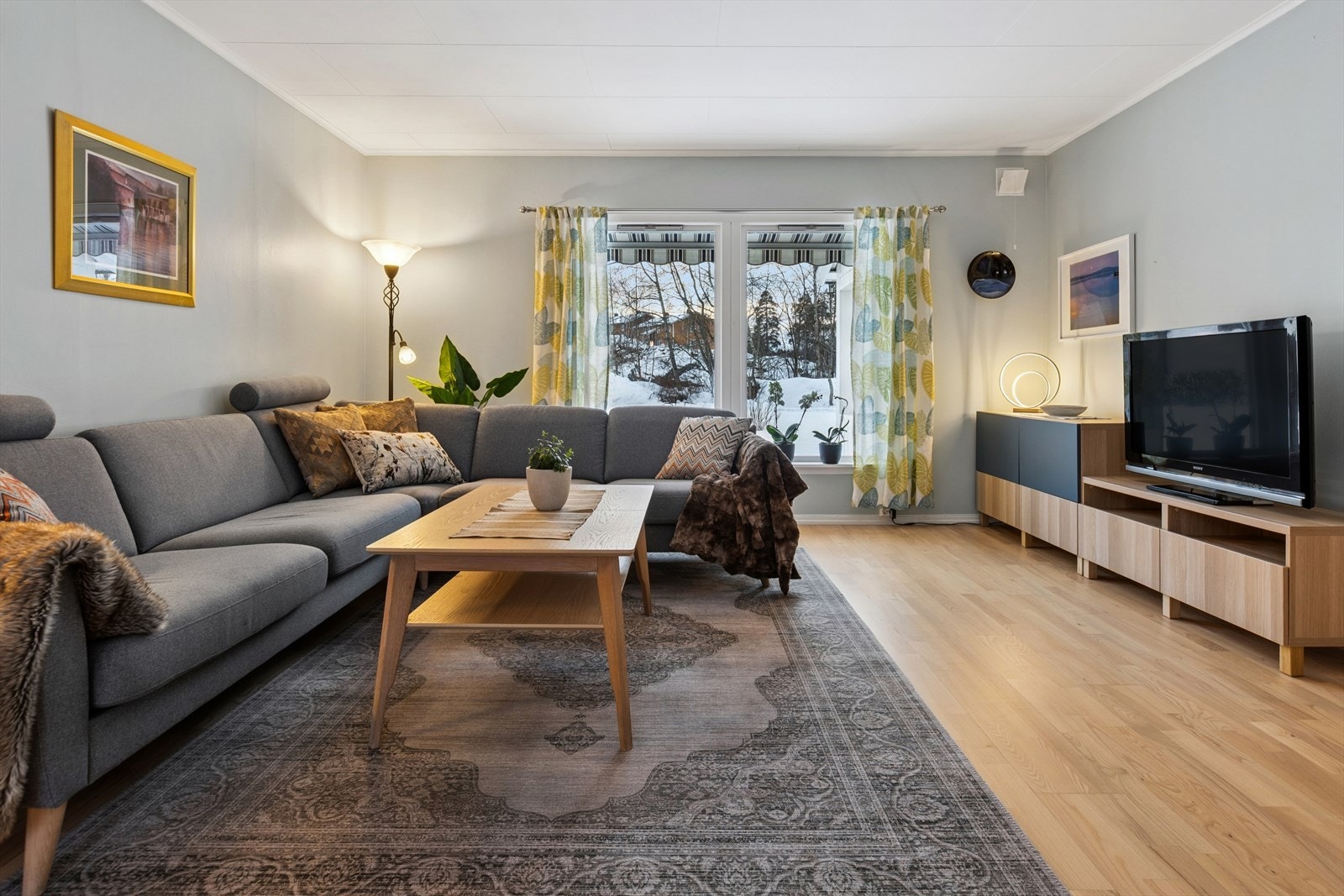 Her er det god plass til en stor sofagruppe for sosiale sammenkomster. Galleribilde