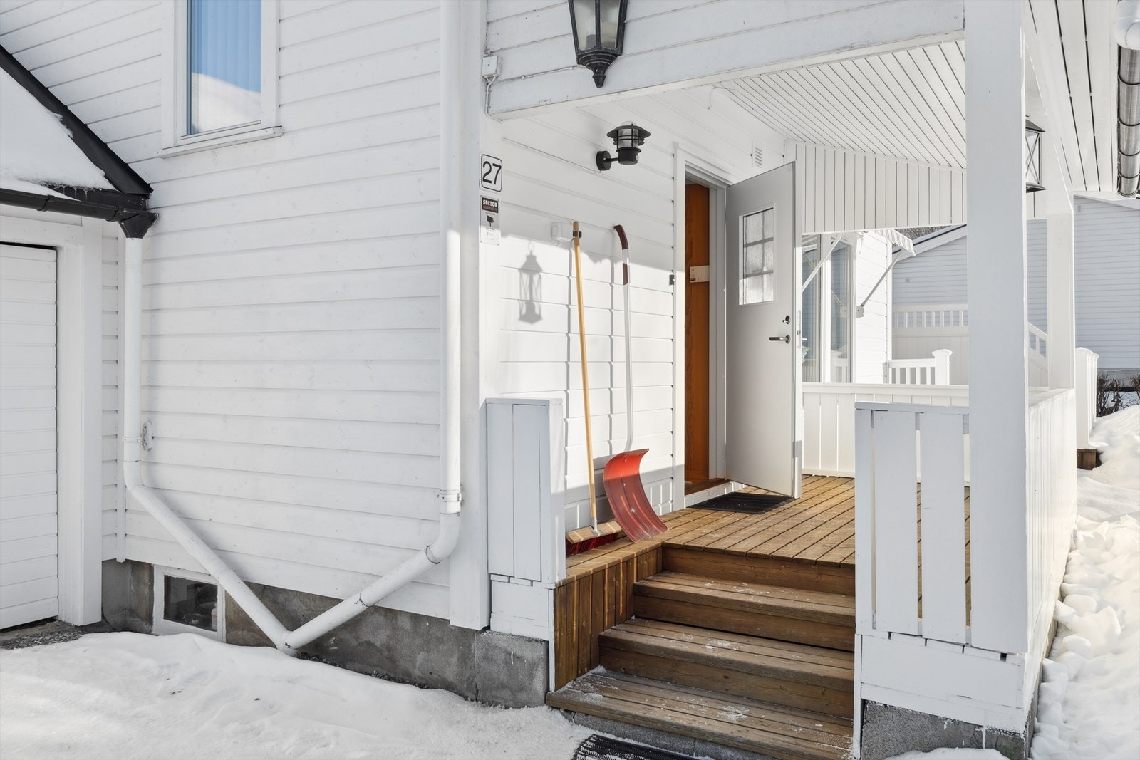 Overbygget inngangsparti med en terrasse på 7 m². Hovedytterdøren er fra 2019. Galleribilde