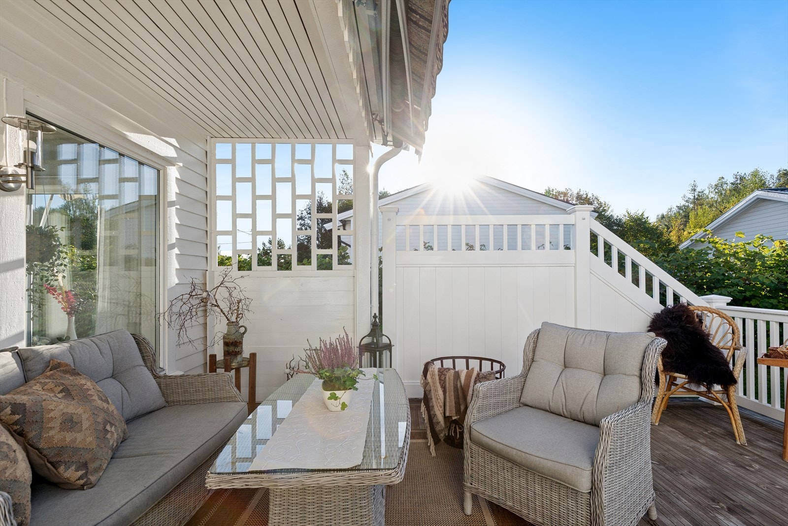 Terrassen er delvis overbygget med markise, noe som gir ly for vær og vind. Galleribilde