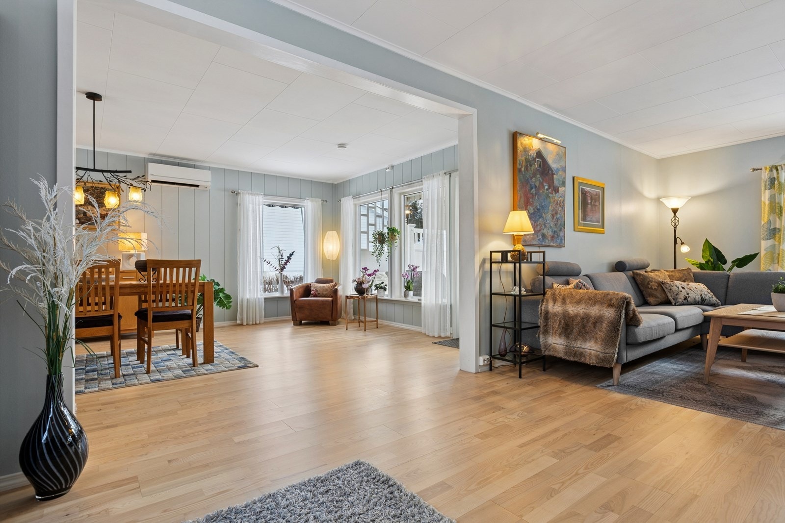 De store rommene gir fleksibilitet for møblering og ulike soner for familien. Galleribilde