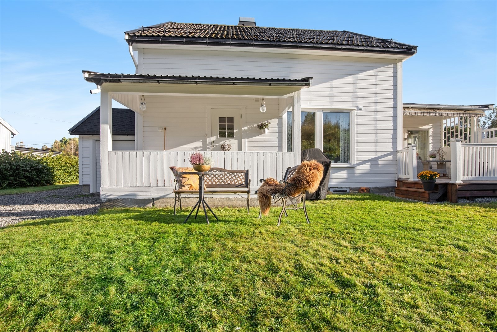 Fasaden har liggende bordkledning, og gavlveggene ble etterisolert og kledd om i 2023. Galleribilde