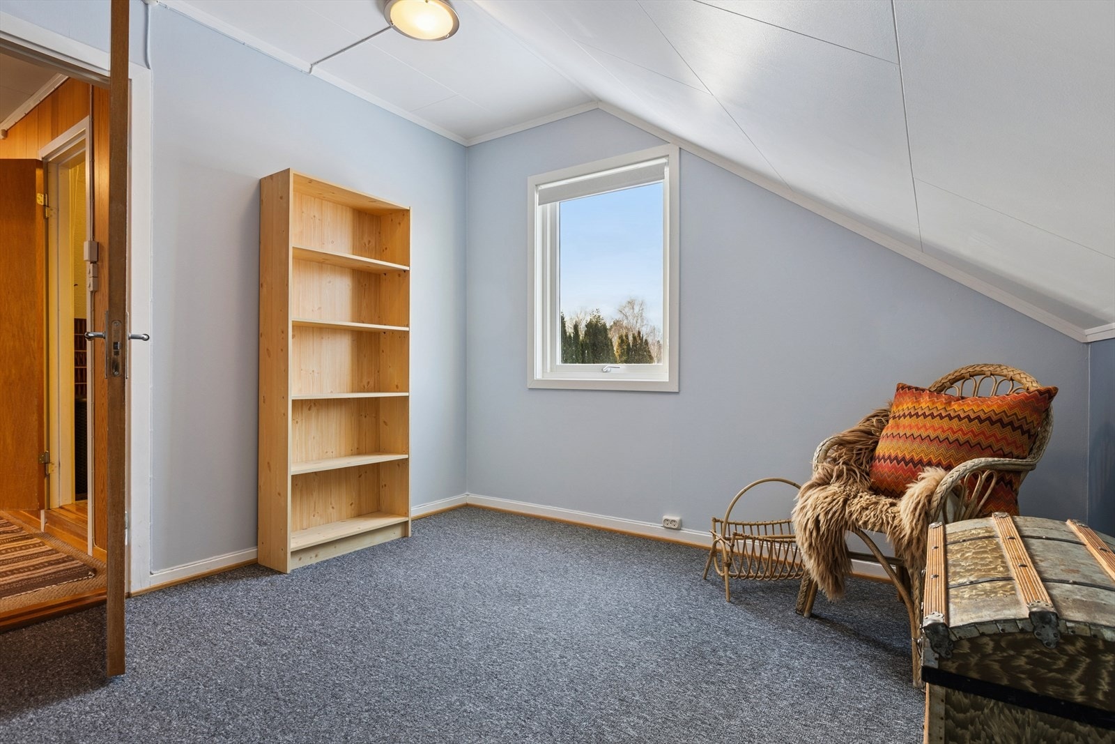 Soverommene har ulike overflater med blant annet tepper og belegg på gulv. Galleribilde