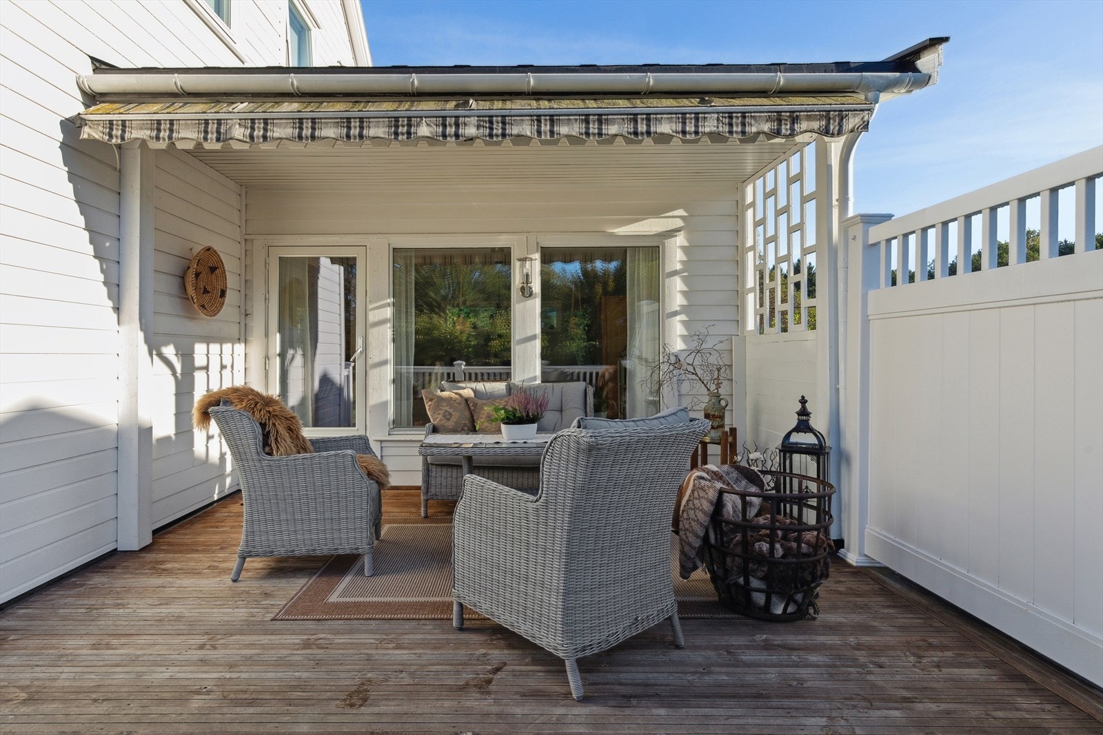 Fra den sørvendte terrassen har du direkte adkomst til hage med boltreplass. Galleribilde