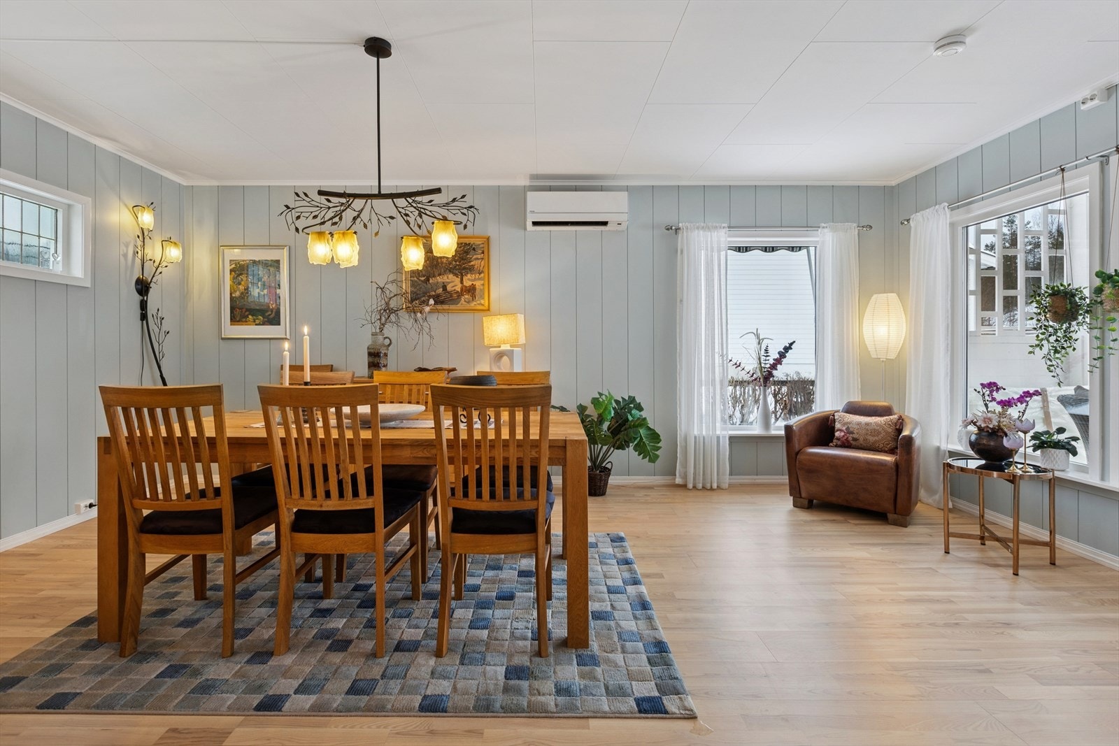 Varmepumpen i stuen gir en god og jevn grunnvarme. Galleribilde