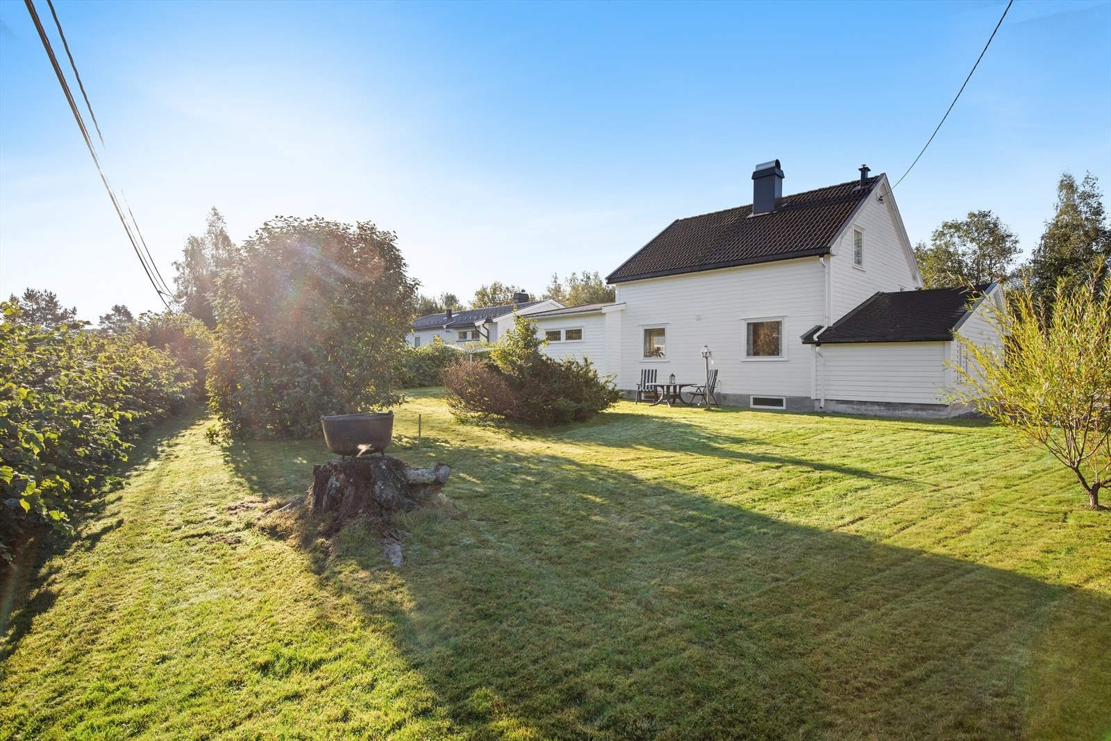 Den store hagen er pent opparbeidet og gir et privat og usjenert uterom. Galleribilde