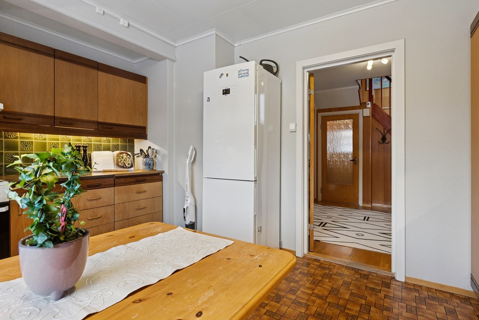 Fra kjøkkenet er det enkel adkomst videre til gangen og resten av boligen. Galleribilde