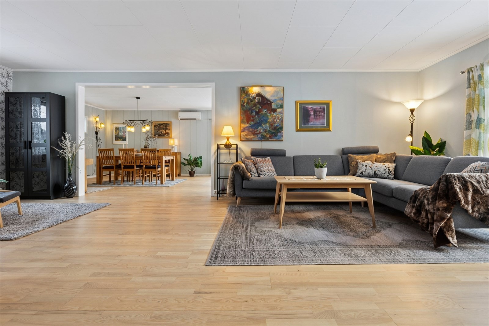 Stuen er romslig og har åpen løsning mot spisestuen, noe som skaper en sosial sone. Galleribilde