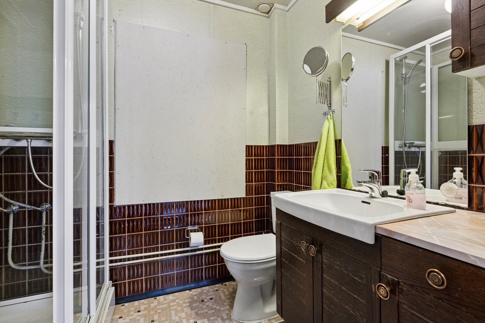 Badet i andre etasje er utstyrt med toalett og dusjkabinett. Galleribilde