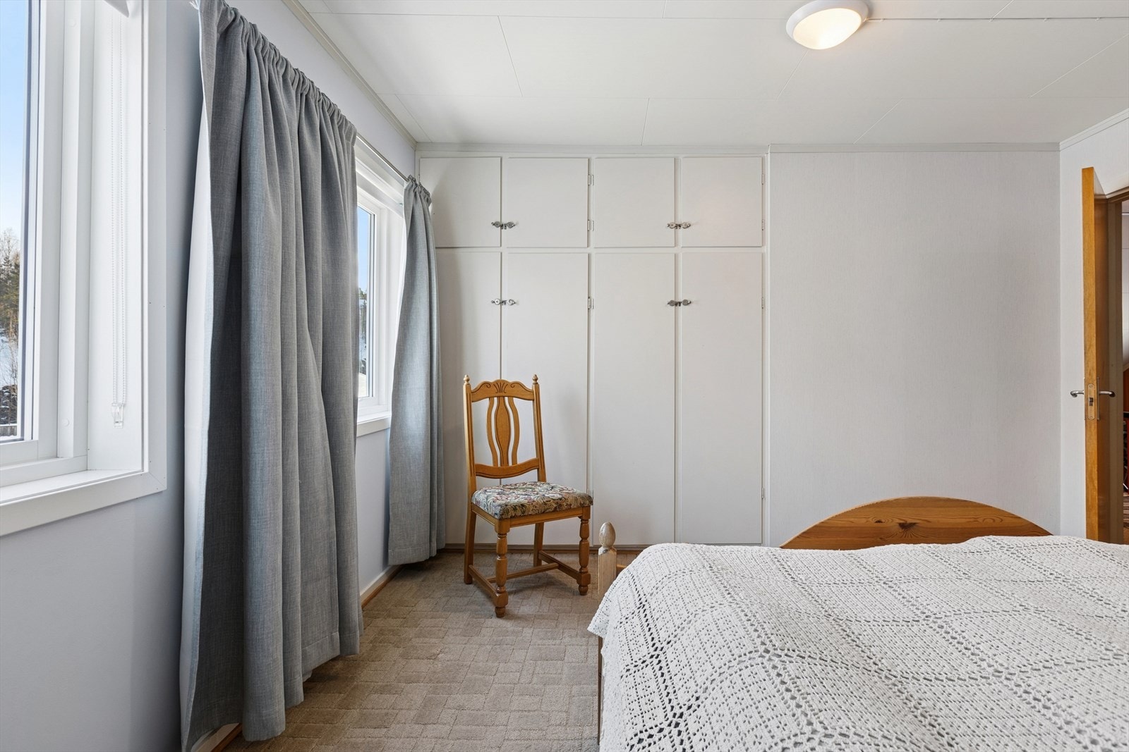 Et av soverommene har praktiske, plassbygde garderobeskap for effektiv oppbevaring. Galleribilde