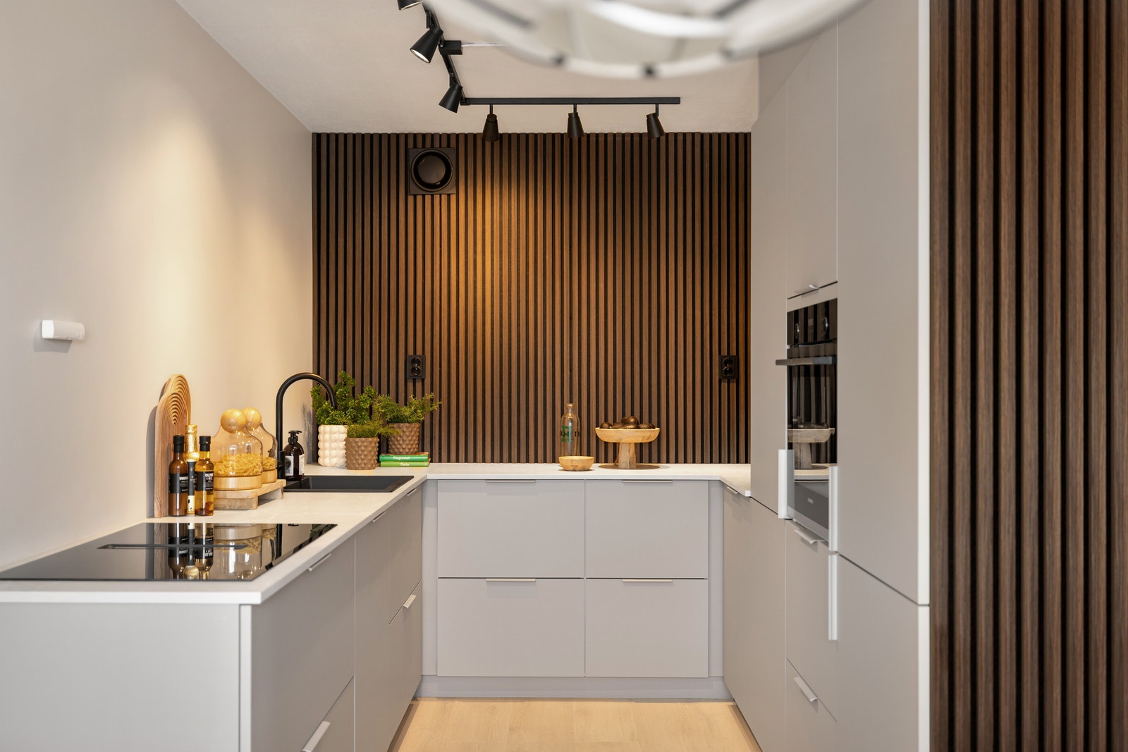 Nytt dansk design kjøkken med integrerte hvitevarer Galleribilde