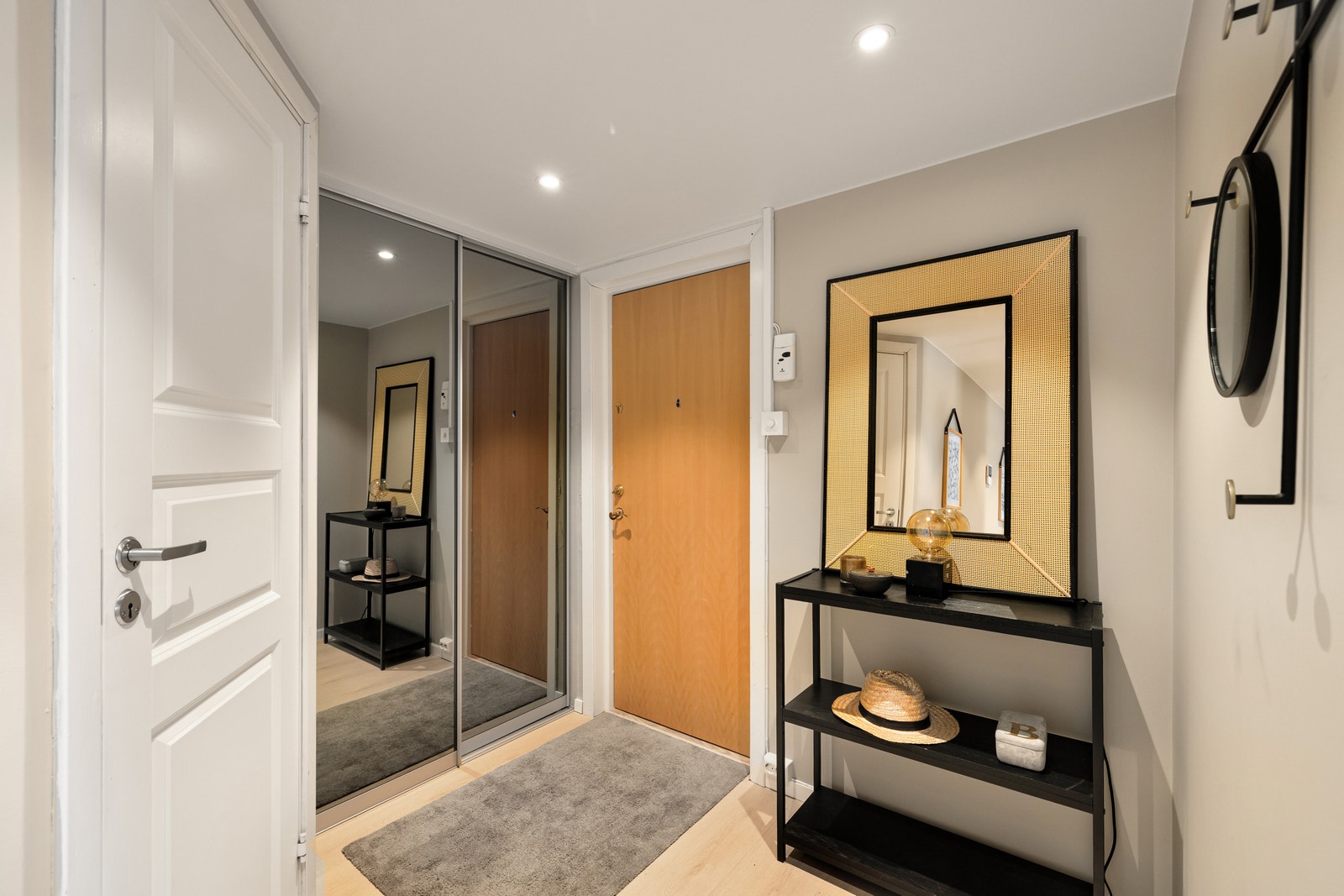 Entre med skyvedørs garderobe Galleribilde