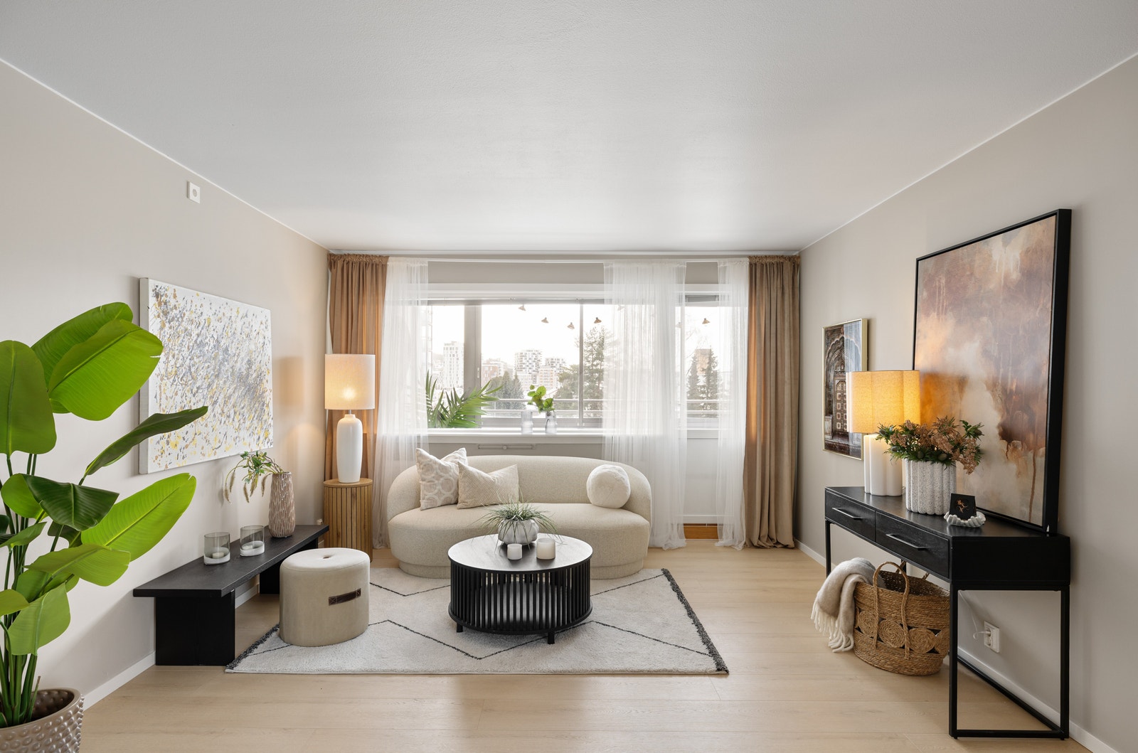 Stuen har utgang til balkong med gode solforhold og fin utsikt Galleribilde