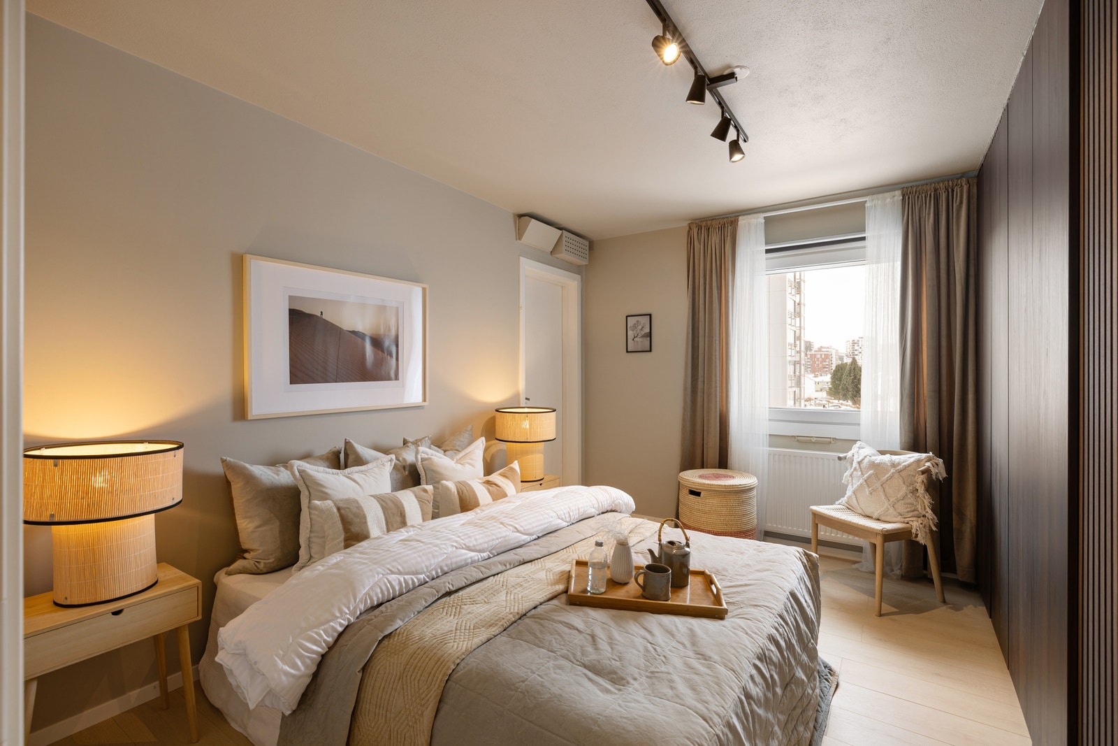 Romslig hoved soverom med egen bod og garderobeskap Galleribilde