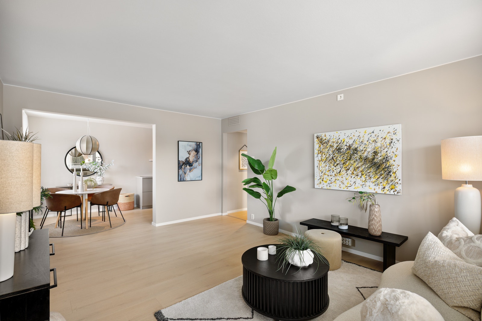 Romslig stue og kjøkken i delvis åpen løsning Galleribilde