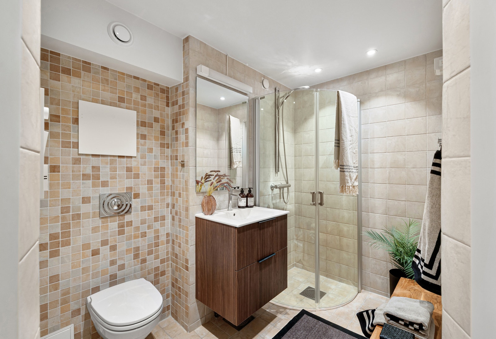 Pent flislagt bad med varme i gulv Galleribilde