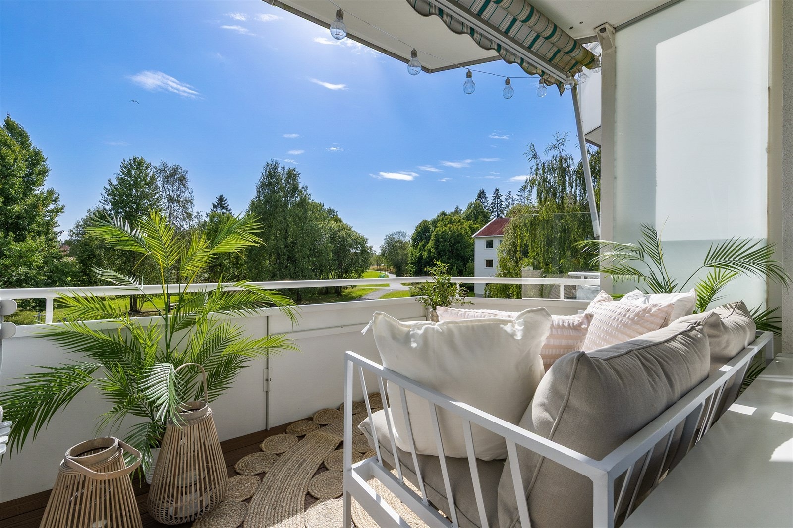 I vår- og sommerhalvåret blir balkongen en naturlig forlengelse av stuen, perfekt for hyggelige stunder med familie og venner. Galleribilde