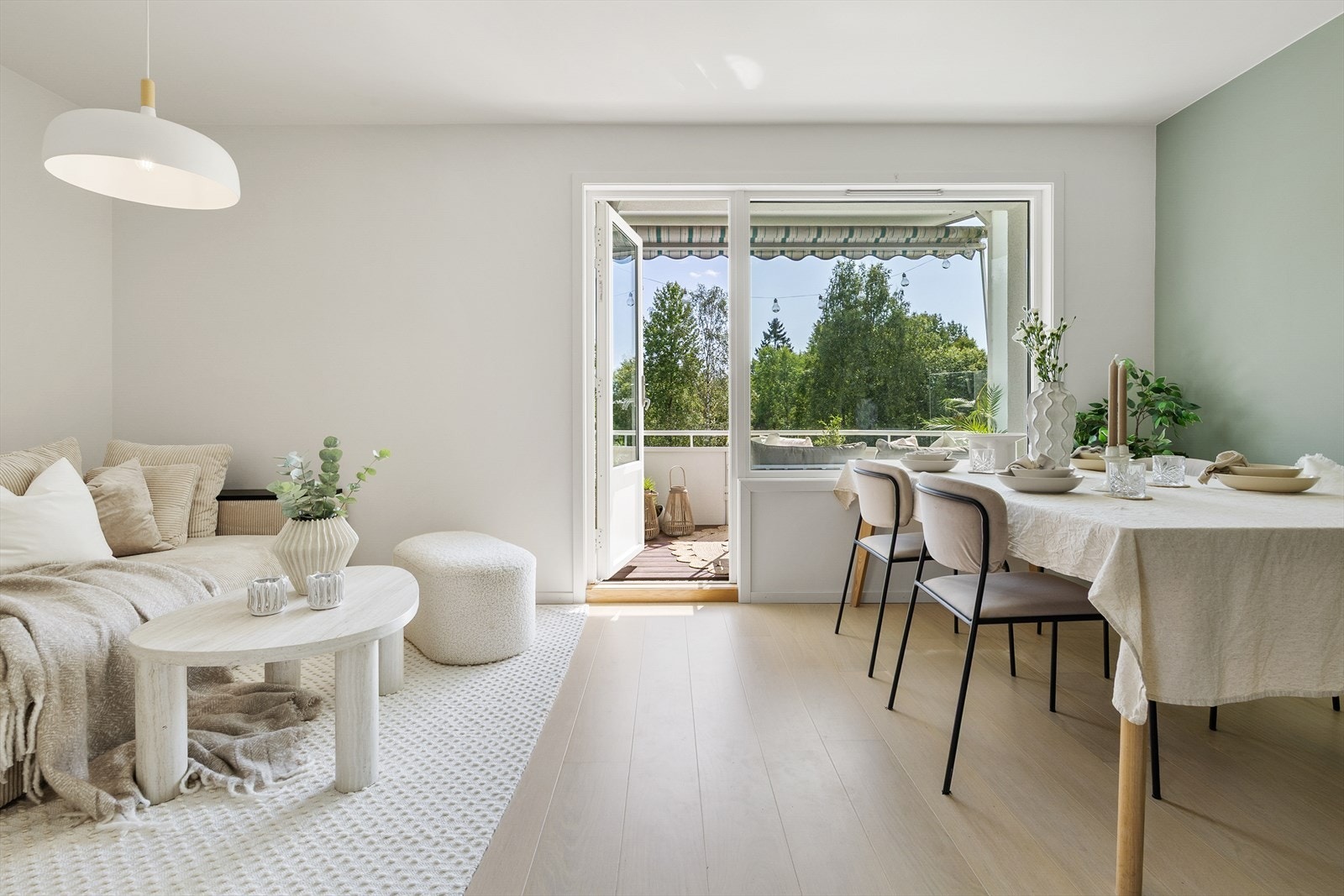 Planløsningen gir fleksible møbleringsmuligheter med god plass til sofagruppe, TV-møblement og spisebord med stoler. Galleribilde