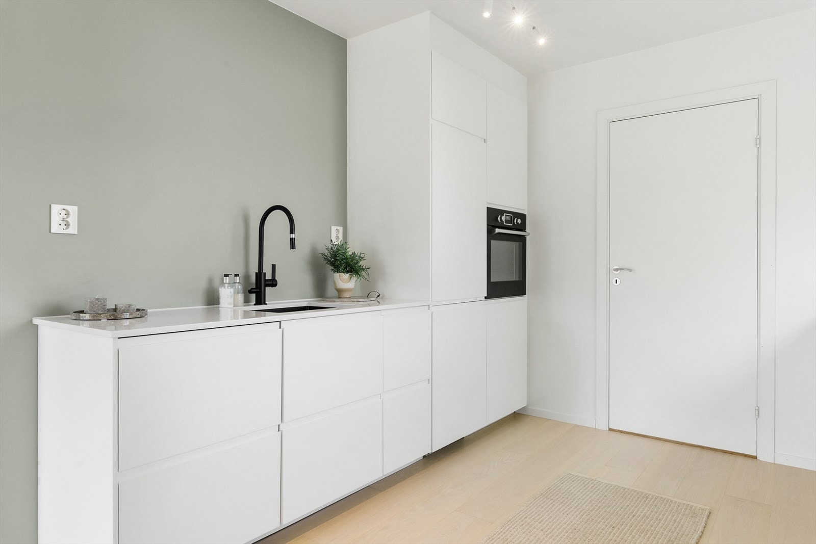 Kjøkkenet er utstyrt med integrerte hvitevarer bestående av stekeovn, induksjonstopp, oppvaskmaskin samt kombinert kjøle- og fryseskap. Galleribilde