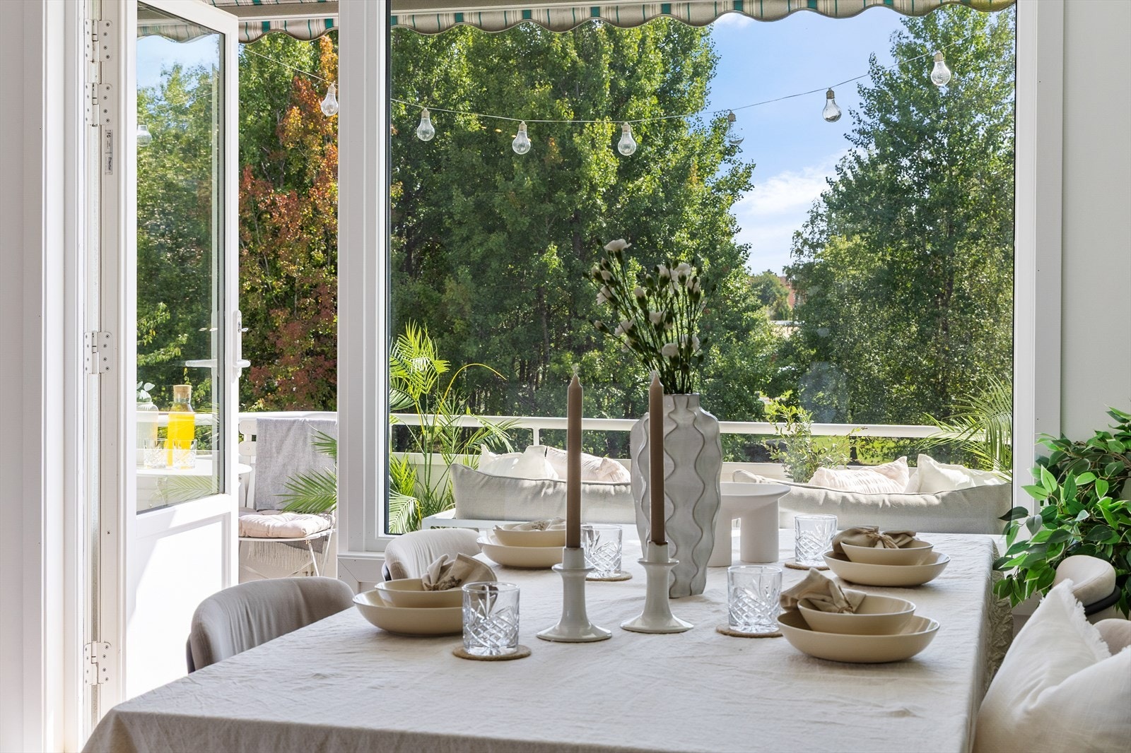 Stuen er lys og luftig med store vindusflater som gir rikelig naturlig lysinnslipp. Galleribilde