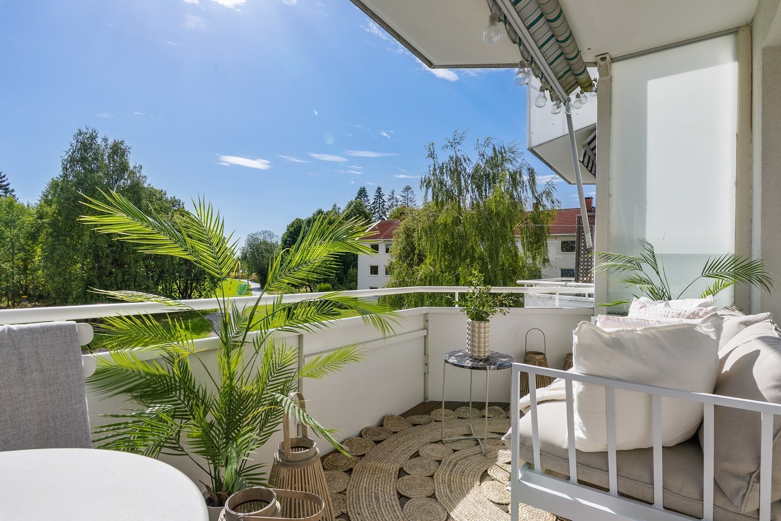 Leiligheten har en herlig sydvendt balkong på ca. 6 m², vendt mot et pent opparbeidet og skjermet fellesområde med flotte grøntarealer. Galleribilde