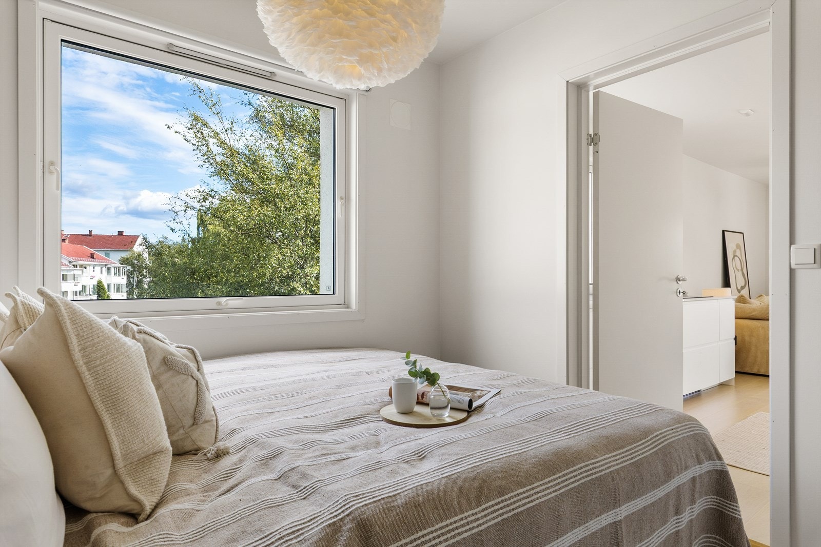 De lyse fargevalgene på veggene, sammen med store vindusflater, skaper en lys og behagelig atmosfære. Galleribilde