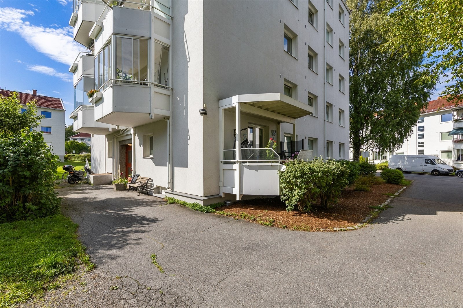 Borettslaget består av 537 leiligheter, fordelt på 23 blokker og 11 rekkehus. Galleribilde