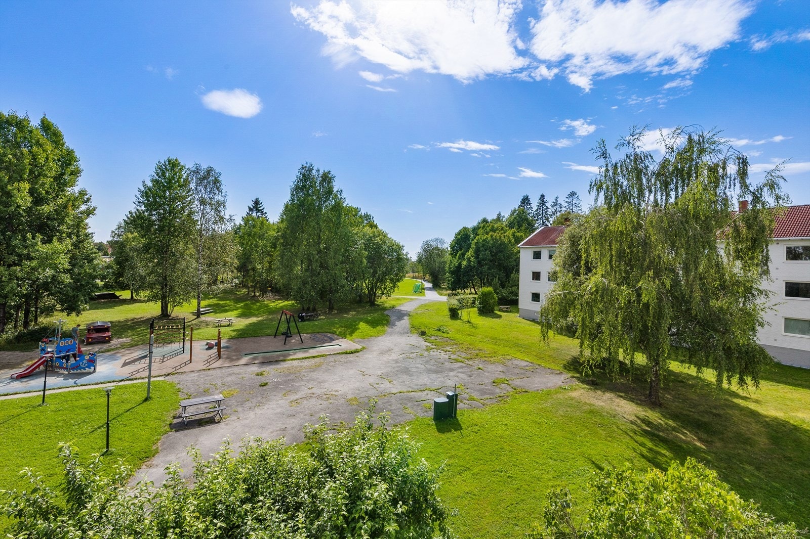 Området byr på romslige grøntarealer, god avstand mellom blokkene, mye lys, luft og sol. Galleribilde