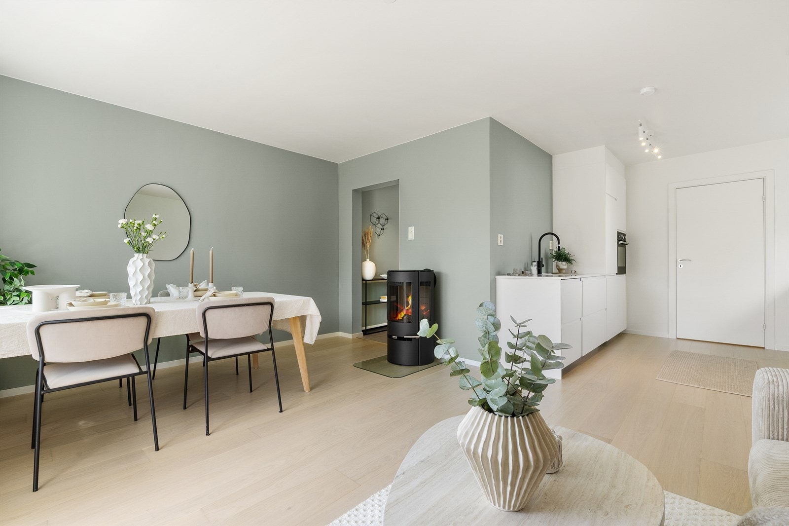 Sparklede og malte vegger i gang, stue/kjøkken og soverom i 2020. Galleribilde