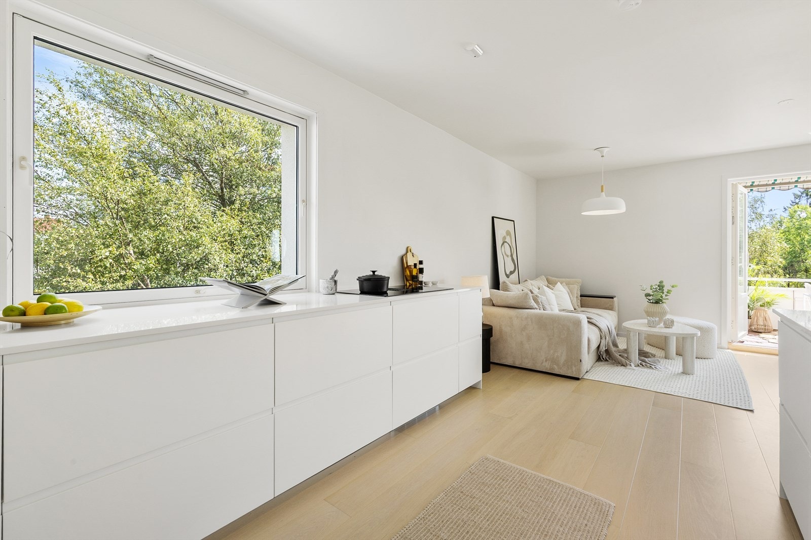 Ventilator med kullfilter er integrert i platetoppen. Galleribilde