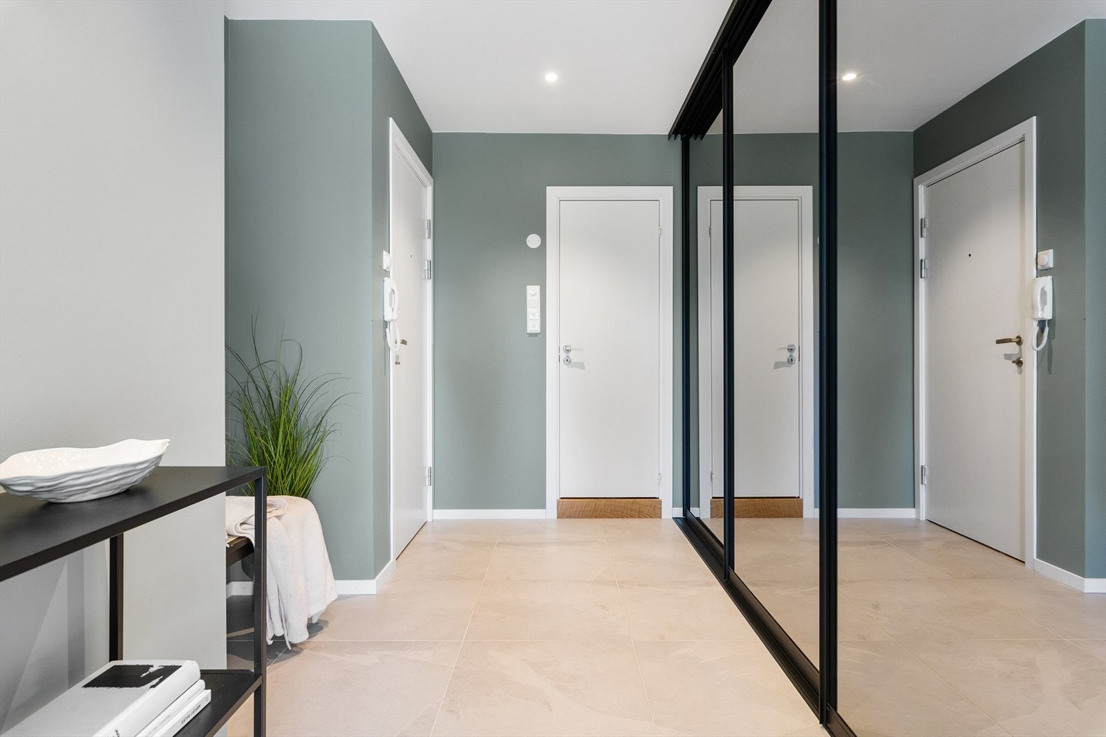 I gangen er det en romslig skyvedørsgarderobe med speilfronter gir rikelig oppbevaringsplass til yttertøy og sko samtidig som speilflatene bidrar til økt romfølelse og lys. Galleribilde