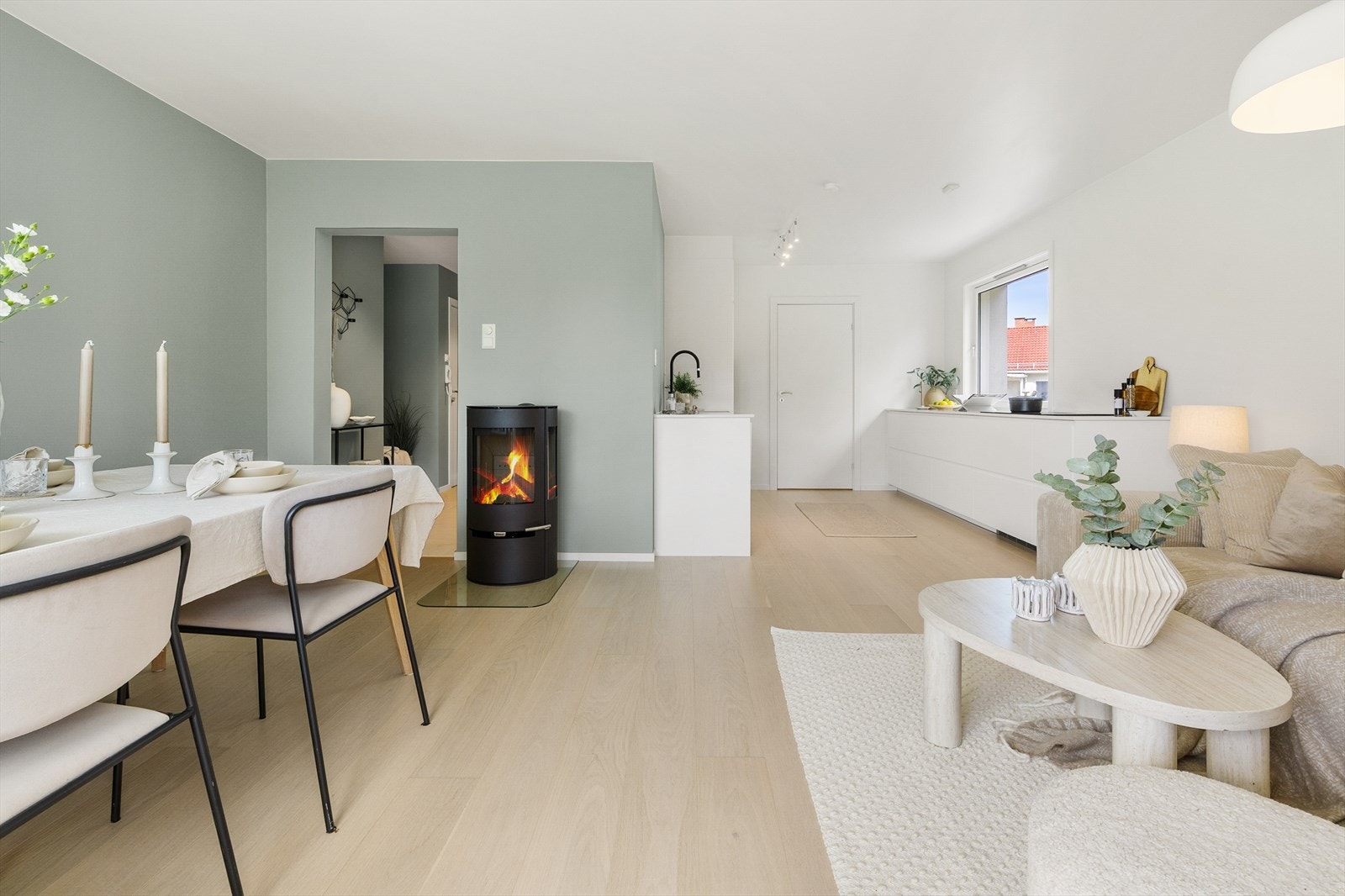 I stuen er det også en peisovn fra 2020 som gir behagelig varme på kalde dager. Galleribilde